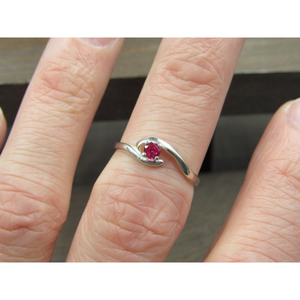 Size 6.5 Sterling Silver Small Red Ruby Simple Ba… - image 2